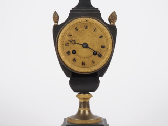 Vente aux enchères Pendule de style Empire en bronze patiné et doré,  en forme d'écus, à 