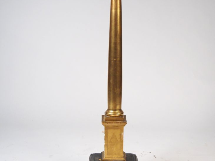 Colonne en bois doré, montée en lampe.  H. avec le socle : 109 cm  (pe