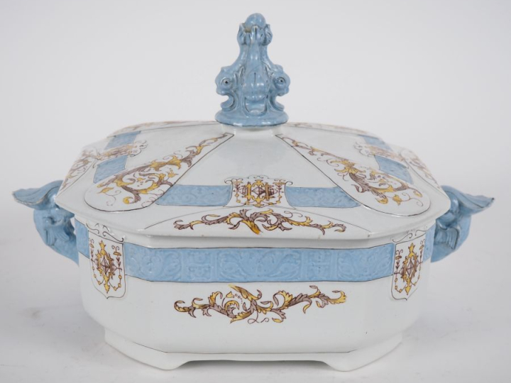Grand service de table en faience fine de Lonchamps, décor polychrome 