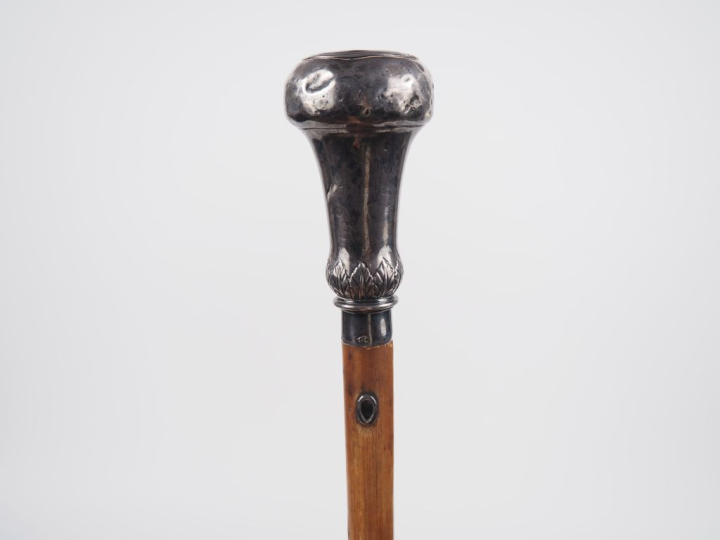 Canne, pommeau en argent fourré XVIIIème. H. 115 cm  H. du pommeau : 1