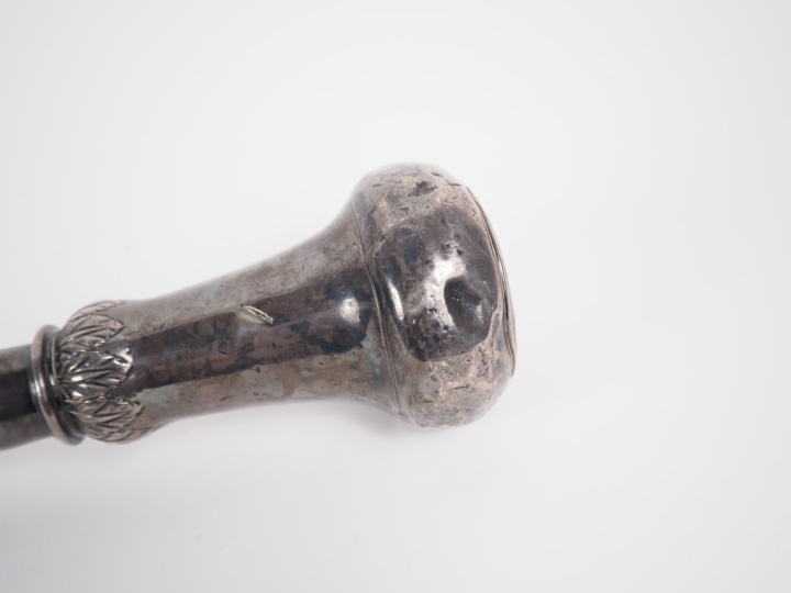 Canne, pommeau en argent fourré XVIIIème. H. 115 cm  H. du pommeau : 1