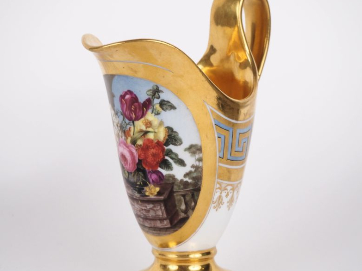 Pot à lait XIXème en porcelaine de Paris, à décor de bouquet de fleurs