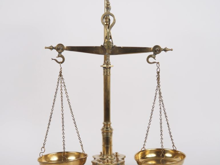 Balance de cuisine en bronze et laiton à décor de tête de bœuf. H. 60 