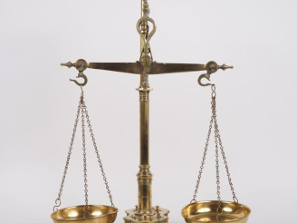 Vente aux enchères Balance de cuisine en bronze et laiton à décor de tête de bœuf. H. 60 