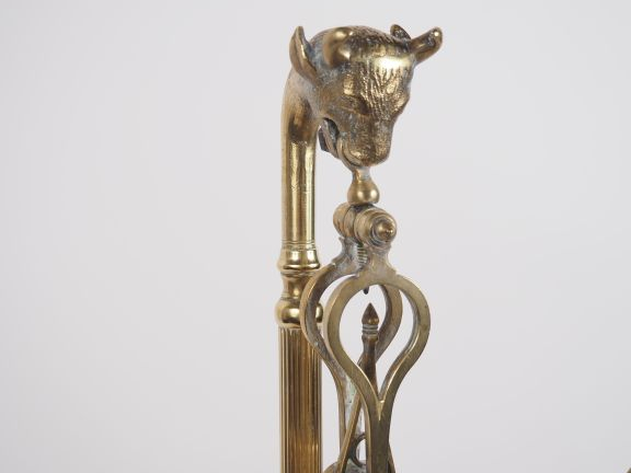 Balance de cuisine en bronze et laiton à décor de tête de bœuf. H. 60 