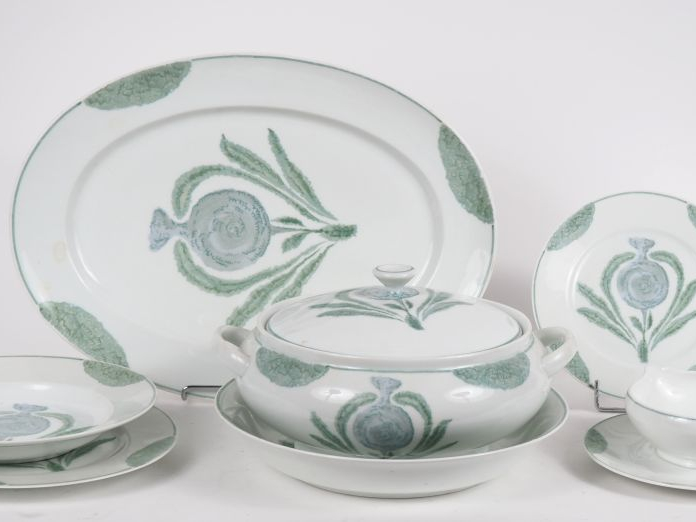 LIMOGES.  Service de table en porcelaine à décor de fleurs vertes et b