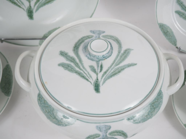 LIMOGES.  Service de table en porcelaine à décor de fleurs vertes et b