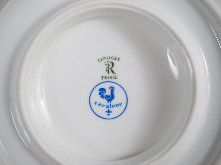 LIMOGES.  Service de table en porcelaine à décor de fleurs vertes et b