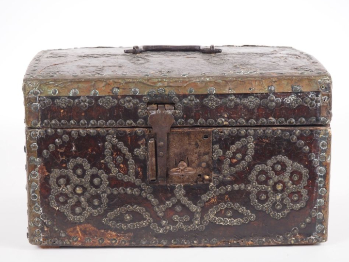 Coffret Louis XIV en bois gainé de cuir, décor clouté de motifs florau