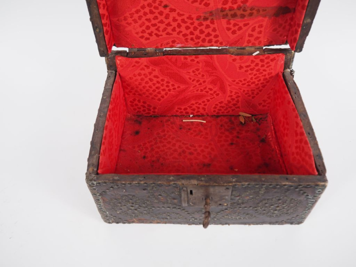 Coffret Louis XIV en bois gainé de cuir, décor clouté de motifs florau