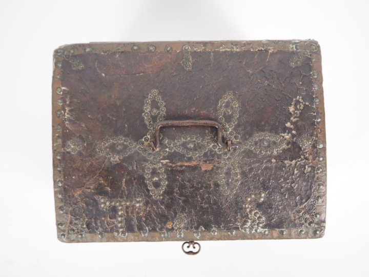 Coffret Louis XIV en bois gainé de cuir, décor clouté de motifs florau