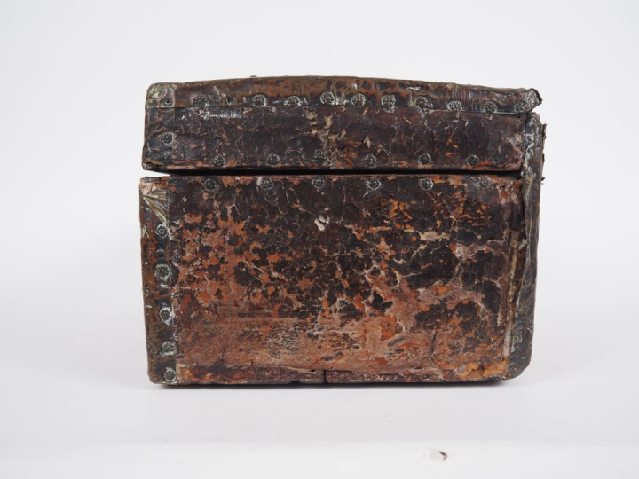 Coffret Louis XIV en bois gainé de cuir, décor clouté de motifs florau