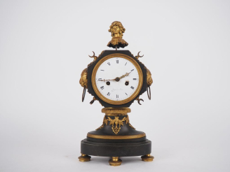 Vente aux enchères Pendule de style Empire en bronze patiné vert et doré, à décor de visa