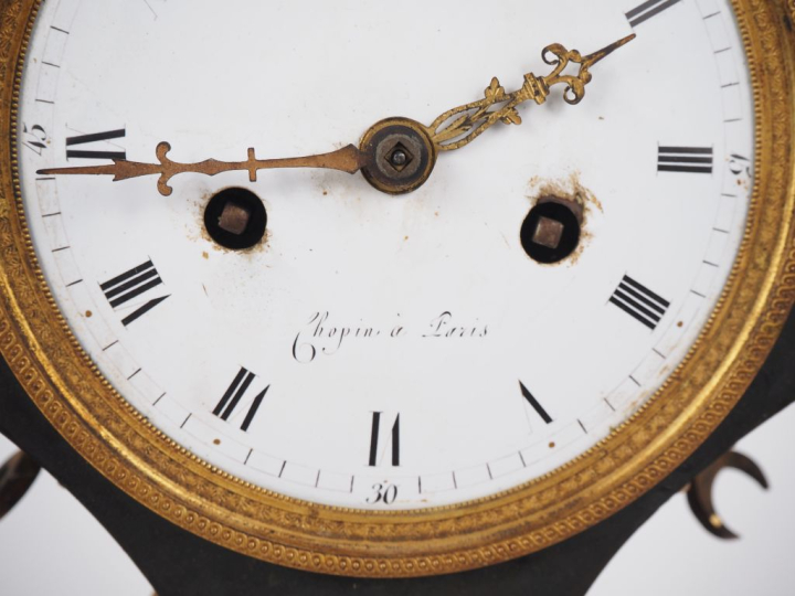 Pendule de style Empire en bronze patiné vert et doré, à décor de visa