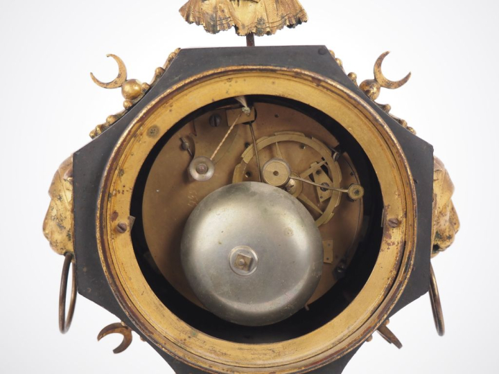 Pendule de style Empire en bronze patiné vert et doré, à décor de visa