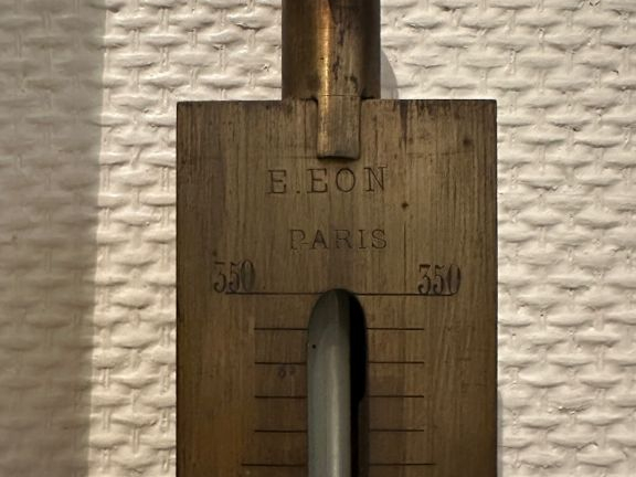 EON à Paris. Thermomètre à vapeur. Signé. L. 96 cm On y joint un barom