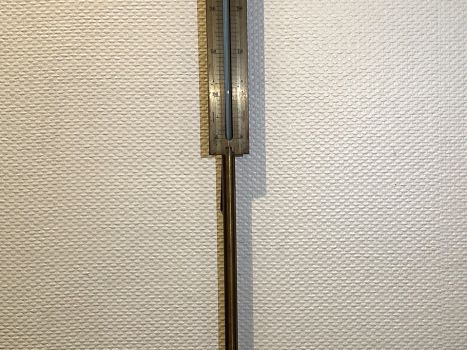 EON à Paris. Thermomètre à vapeur. Signé. L. 96 cm On y joint un barom