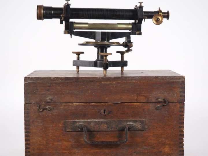 BIANCHETTI.  Niveau en métal patiné et laiton dans son coffret d'origi