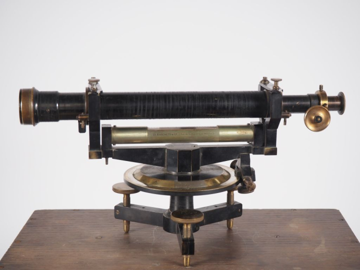 BIANCHETTI.  Niveau en métal patiné et laiton dans son coffret d'origi