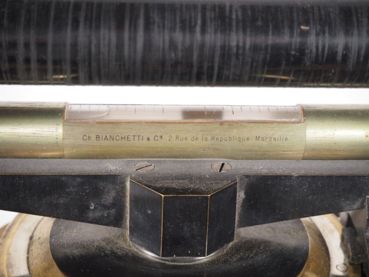 BIANCHETTI.  Niveau en métal patiné et laiton dans son coffret d'origi