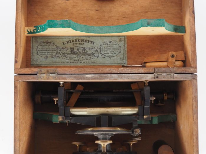 BIANCHETTI.  Niveau en métal patiné et laiton dans son coffret d'origi