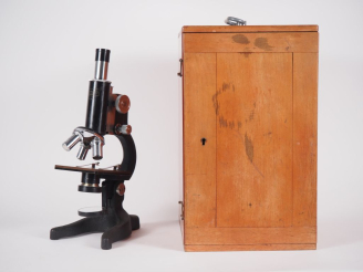 Vente aux enchères LEMARDELEY.  Microscope dans sa boite d'origine en acajou.