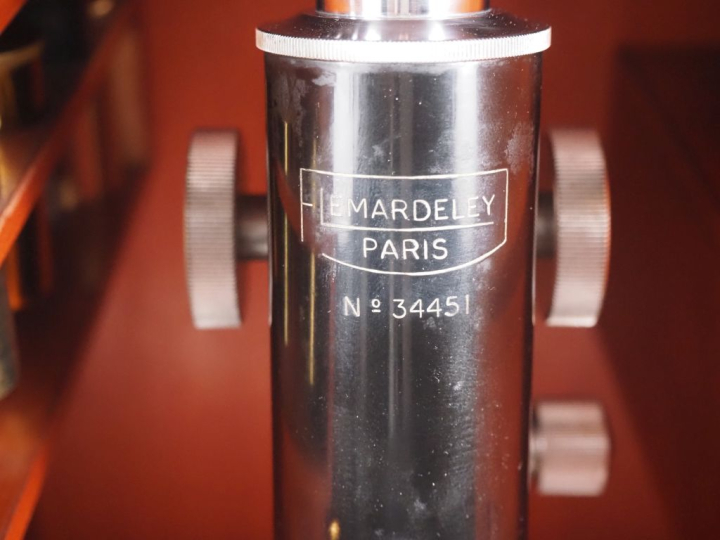 LEMARDELEY.  Microscope dans sa boite d'origine en acajou.