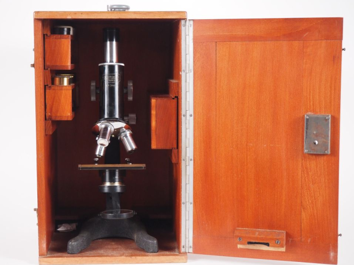 LEMARDELEY.  Microscope dans sa boite d'origine en acajou.