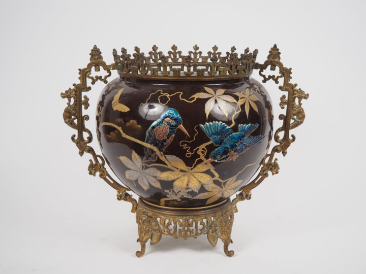 Grand cache pot Napoléon III en faience à décor polychrome d'oiseaux, 
