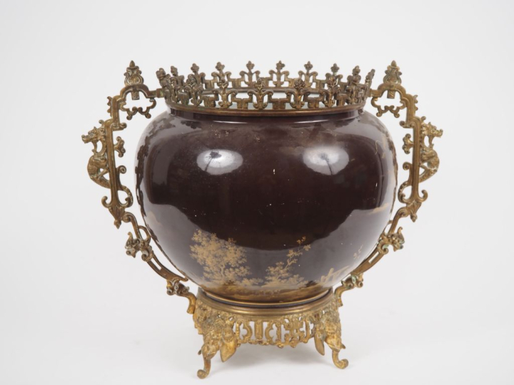 Grand cache pot Napoléon III en faience à décor polychrome d'oiseaux, 