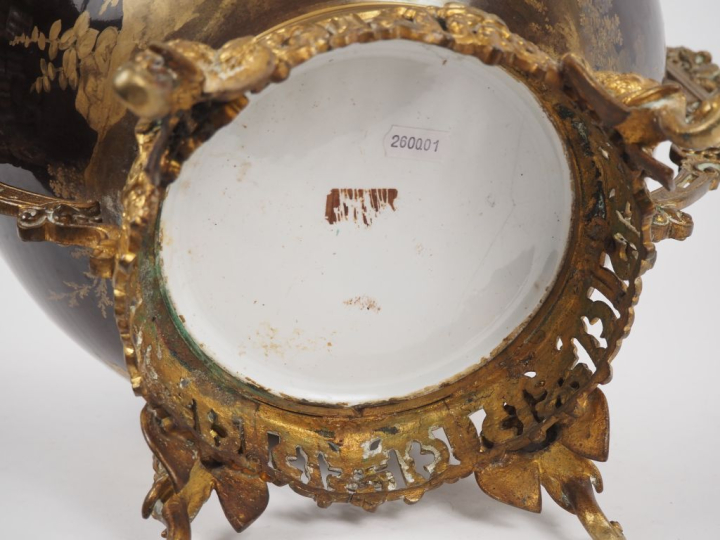 Grand cache pot Napoléon III en faience à décor polychrome d'oiseaux, 