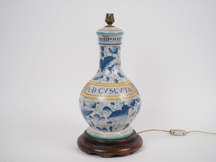 Vase en faïence italienne monté en lampe. H. 36 cm