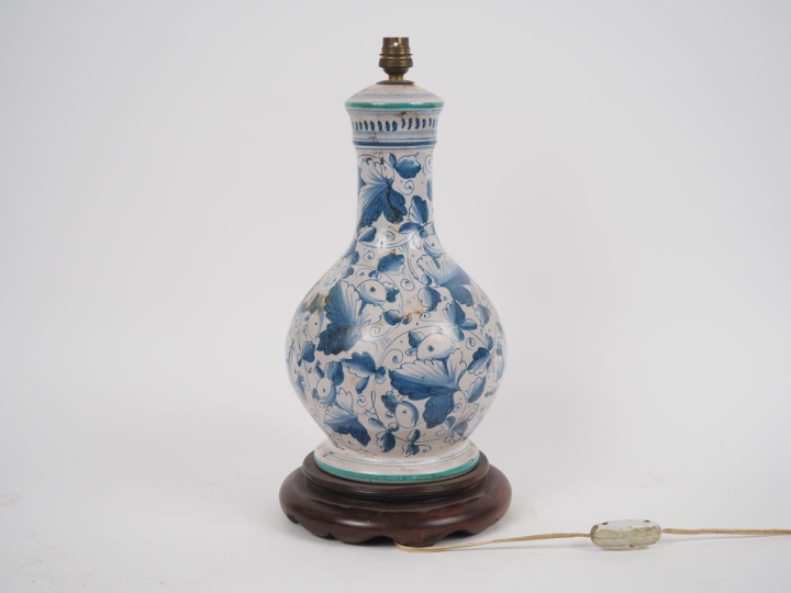 Vase en faïence italienne monté en lampe. H. 36 cm