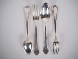 Vente aux enchères FELIX FRERES.  12 couverts à dessert en métal argenté, modèle feuillag