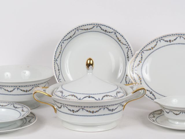 LIMOGES. Raynaud. Partie de service de table en porcelaine à décor de 