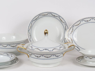 Vente aux enchères LIMOGES. Raynaud. Partie de service de table en porcelaine à décor de 