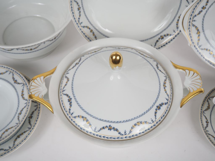 LIMOGES. Raynaud. Partie de service de table en porcelaine à décor de 