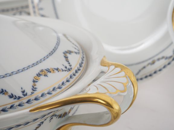 LIMOGES. Raynaud. Partie de service de table en porcelaine à décor de 