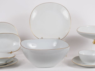 Vente aux enchères LIMOGES.  Service à dessert en porcleaine blanche à décor de liserés d