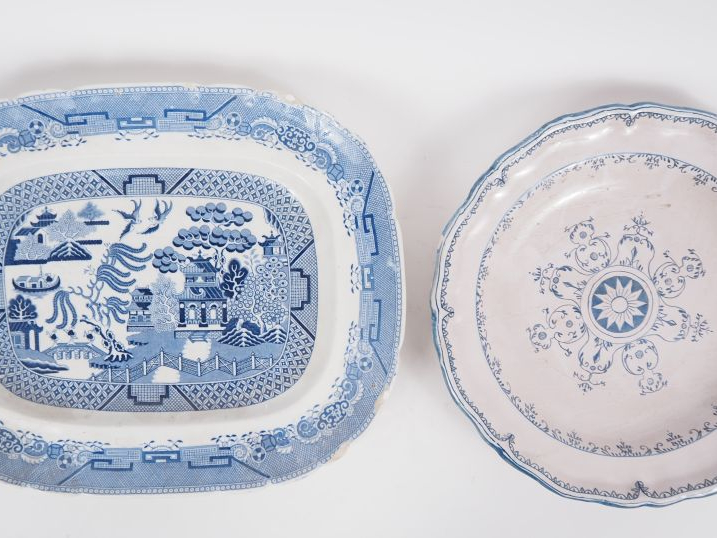 Jean Vieillard à Bordeaux. Plat rectangulaire, décor en camaieu bleu d