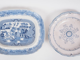 Vente aux enchères Jean Vieillard à Bordeaux. Plat rectangulaire, décor en camaieu bleu d