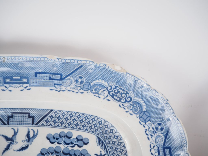 Jean Vieillard à Bordeaux. Plat rectangulaire, décor en camaieu bleu d