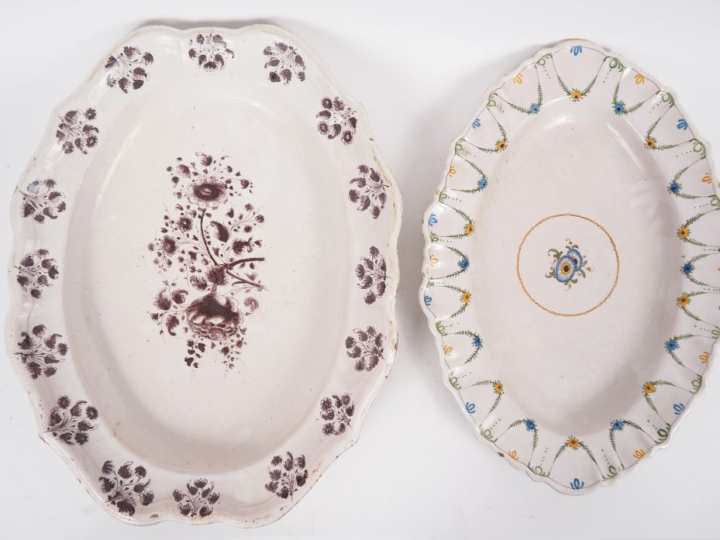 2 plats en faience fin XVIIIème début XIXème (un en camaieu mauve à dé