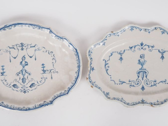 Vente aux enchères 2 plats XVIIIème en faience, décor en camaieu bleu à la bérain.