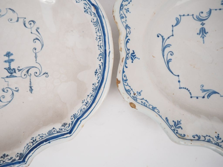 2 plats XVIIIème en faience, décor en camaieu bleu à la bérain.