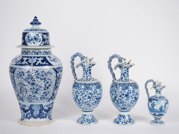 3 aiguières dont une paire et un vase ovoide en faïence de Delft, déco