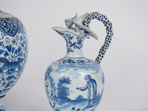 3 aiguières dont une paire et un vase ovoide en faïence de Delft, déco