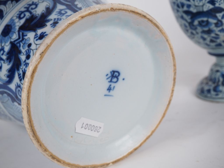 3 aiguières dont une paire et un vase ovoide en faïence de Delft, déco