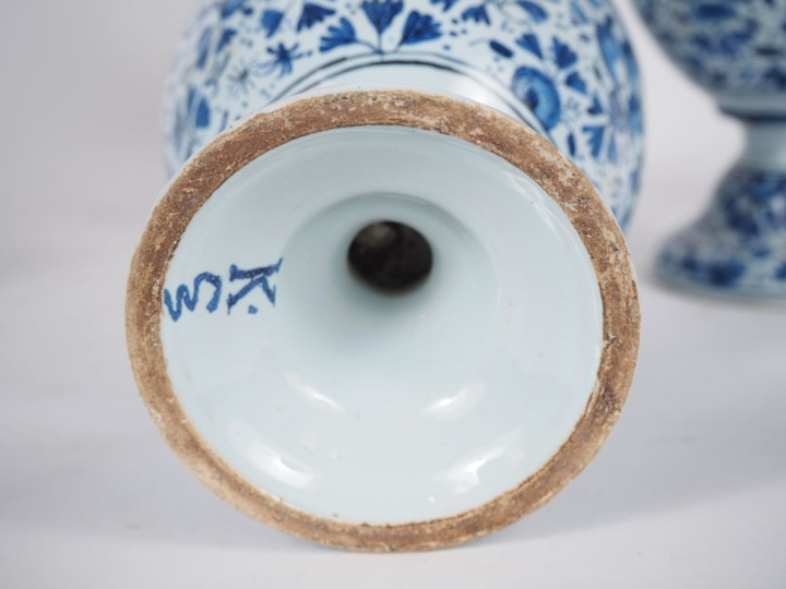 3 aiguières dont une paire et un vase ovoide en faïence de Delft, déco
