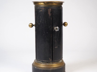 Vente aux enchères Poêle en tôle noire et laiton en forme de somno.  H. 75 cm